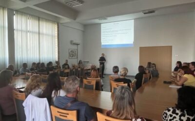 Policijski službenici na roditeljskome sastanku učenika 8. razreda